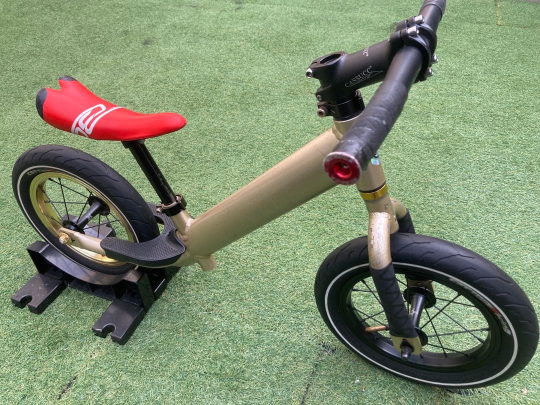 strider ストライダープロ　PRO限定ゴールド　 純正サドル、ハンドル付