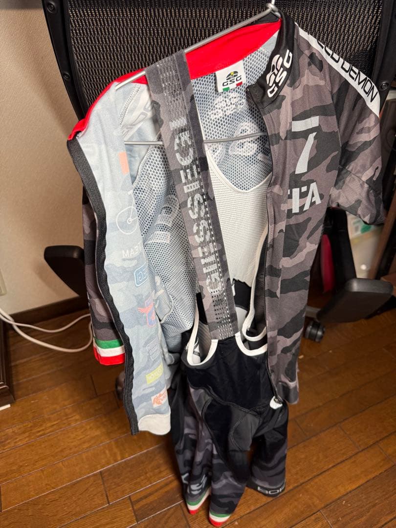 7ITA ARMY Ⅲ JERSEYサイクリングジャージとビブショーツのセット。