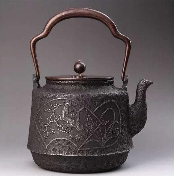 鋳鉄製黒色鉄瓶 花と動物の浮彫り 茶道用品 大容量 老鉄瓶★提梁壺 2.5L