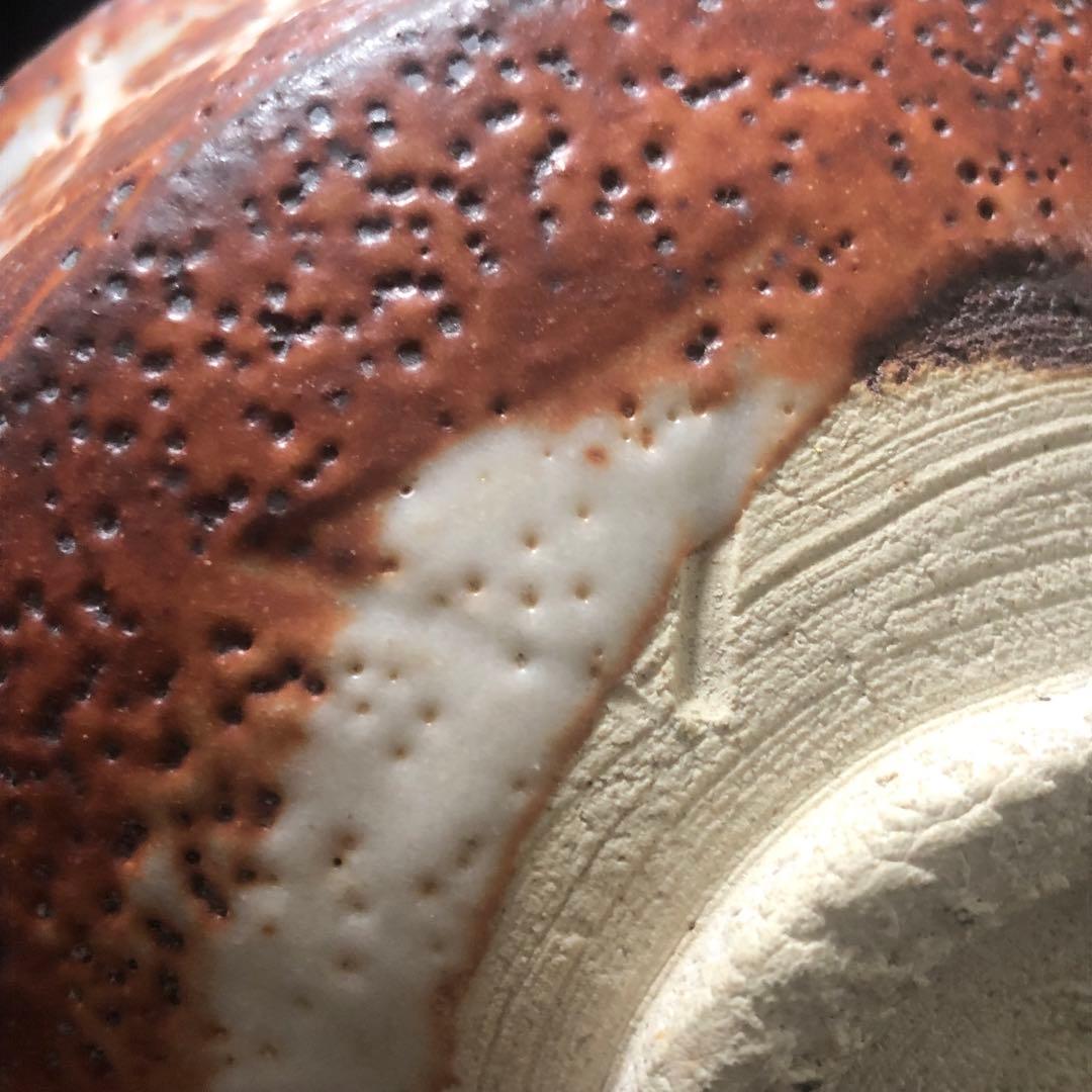 究極の美◼️蔵から、また凄そうな赤茶白い釉薬の美しい抹茶茶碗が出てきました。