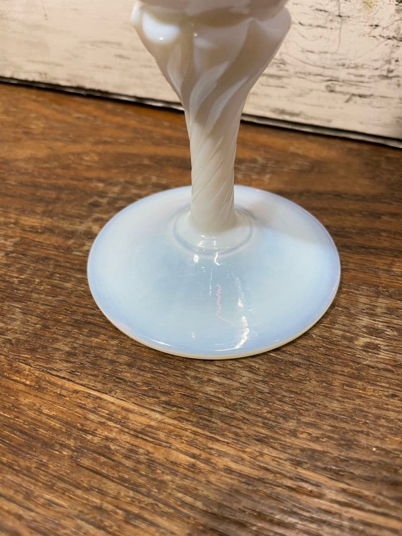 フランスアンティーク オパリンガラスの一輪挿し 花瓶 グラス ツイストステム