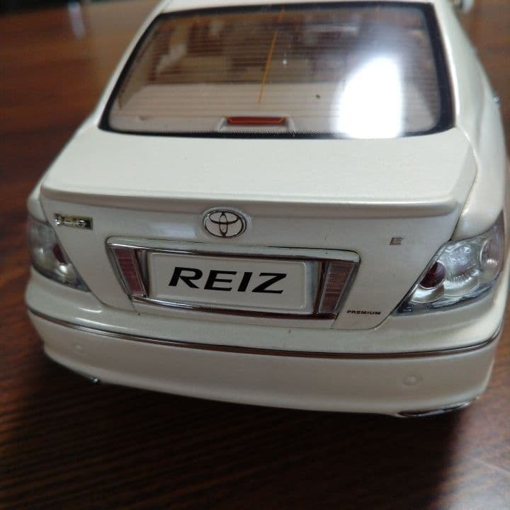 トヨタ REIZ ミニカー ホワイト (ケース、箱なし)