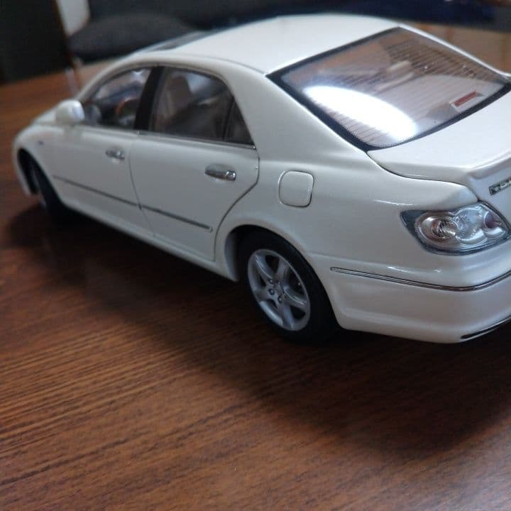 トヨタ REIZ ミニカー ホワイト (ケース、箱なし)