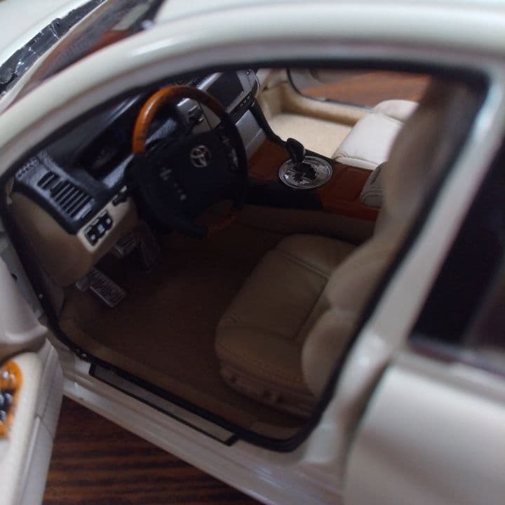 トヨタ REIZ ミニカー ホワイト (ケース、箱なし)