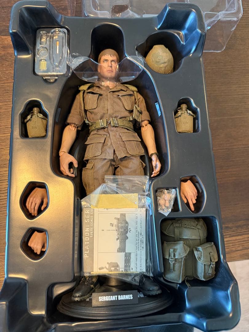 ミリタリー HOT TOYS Platoon Sergeant Barnes.