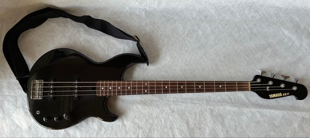 ヤマハBBVエレキベース ・ソフトケース・ストラップ・ケーブル付き