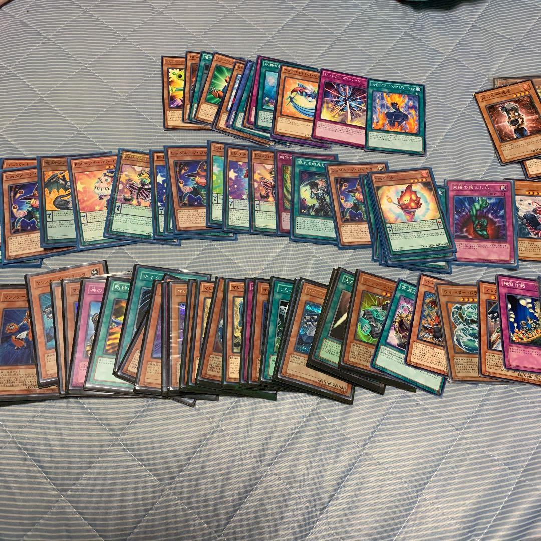 遊戯王 引退 まとめてうります。スリーブもデッキの箱もあります。