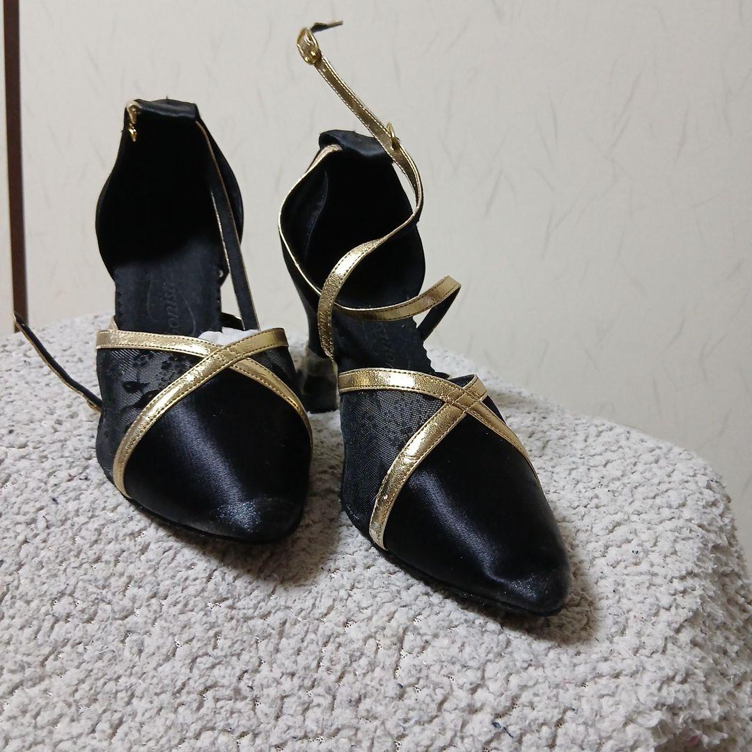 黒と金のストラップ付きヒール