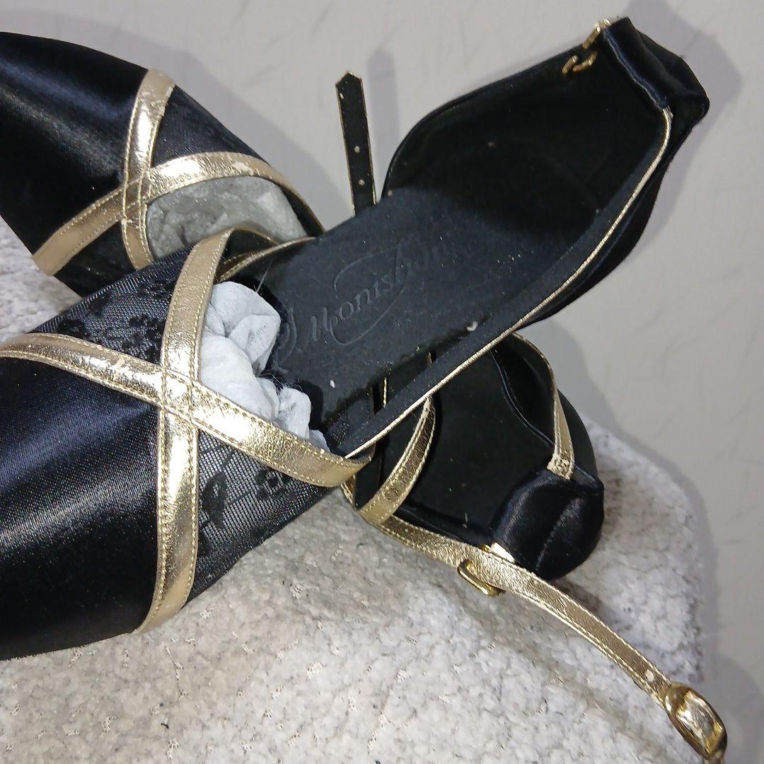 黒と金のストラップ付きヒール