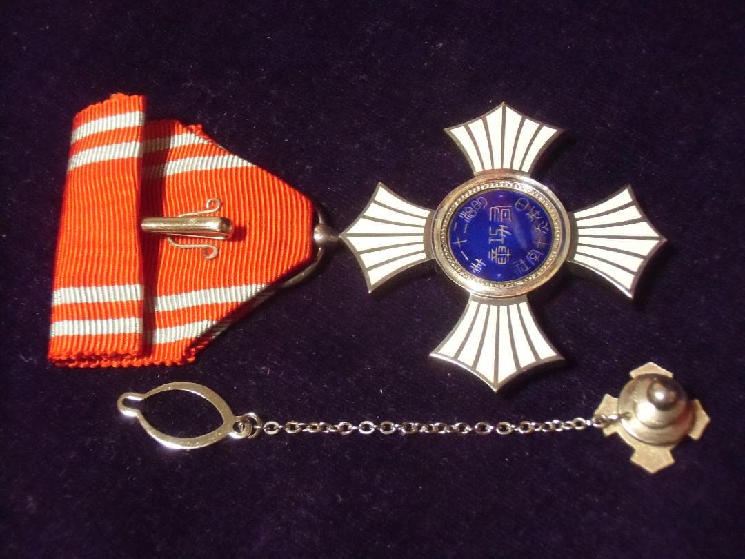 S*ね様 ●日本の勲章/徽章＊ 日本赤十字社＊銀色有功章＊男性用＋タイタック（実