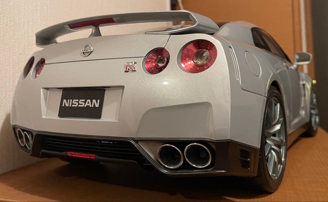 Nissan R35 GT-R シルバー 1/8スケール　デアゴスティーニ