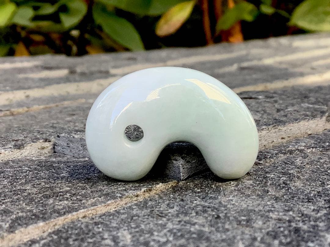 ✳お値段ご遠慮なく‼️高価糸魚川翡翠氷アイスジェイド勾玉　極上物　機械鑑定付本物‼️