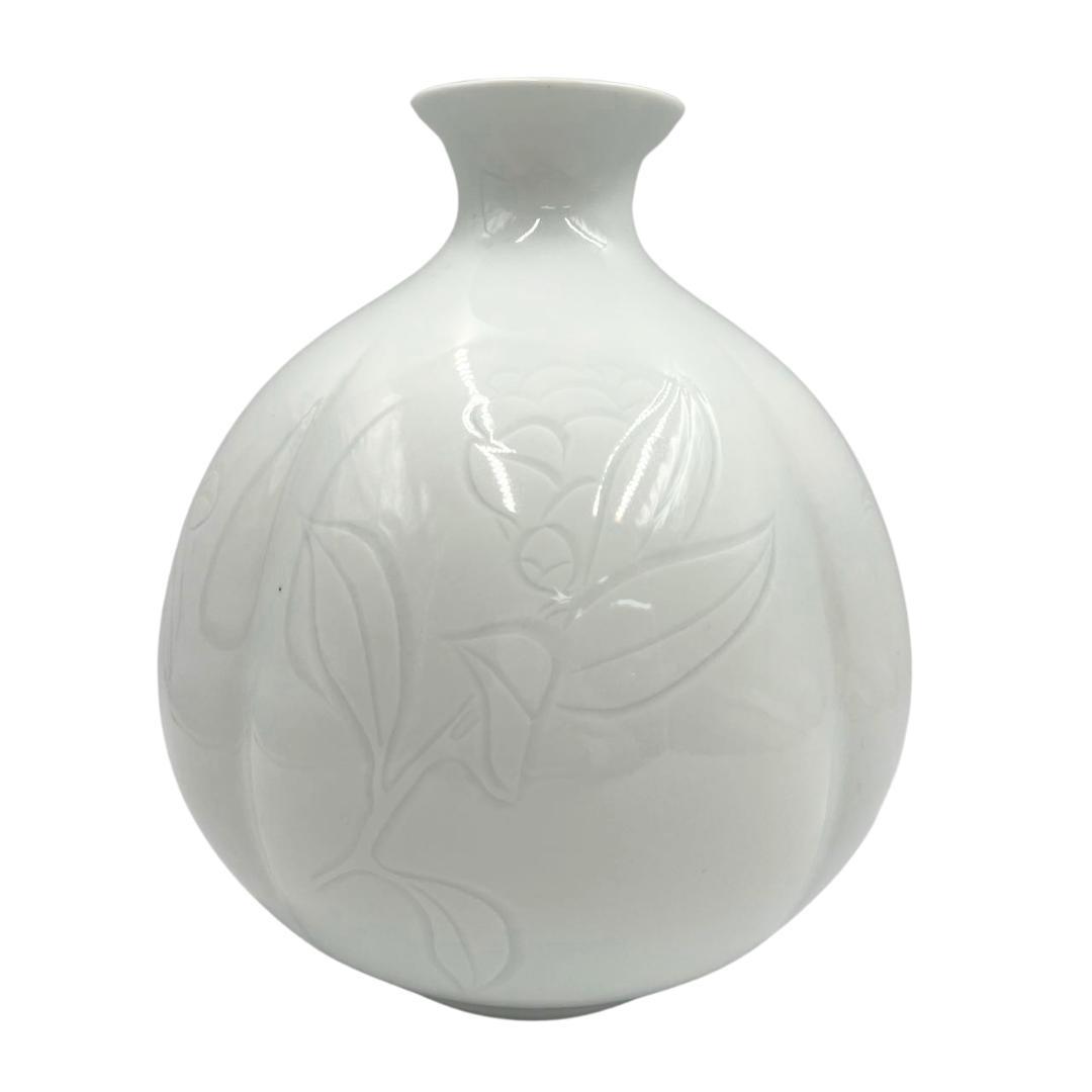 井上萬二　白磁彫文壷　白磁　椿　花　壺　陶芸　花瓶