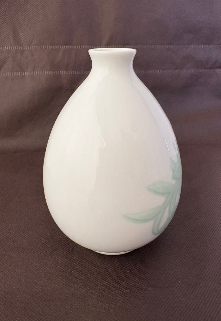 t*y様 『人間国宝 井上萬二』本人作　 　白磁緑釉百合彫文 陶器　徳利・酒器