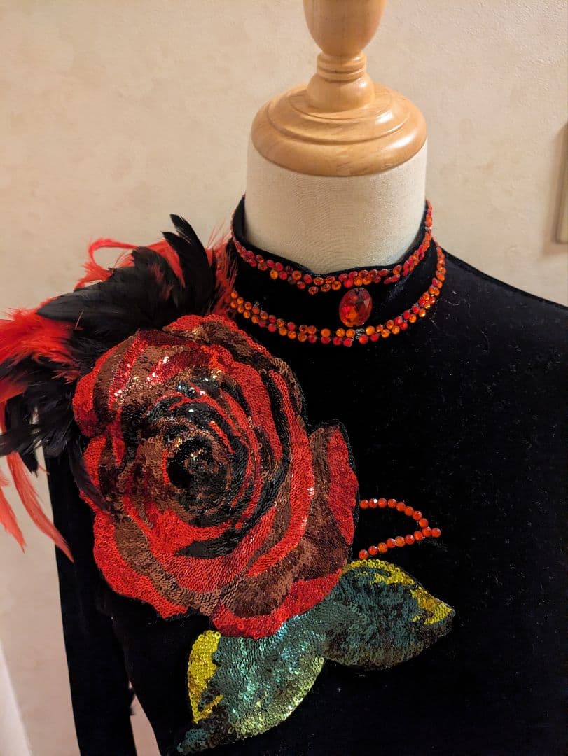 社交ダンスドレス 黒と赤 花の装飾スタンダードドレス