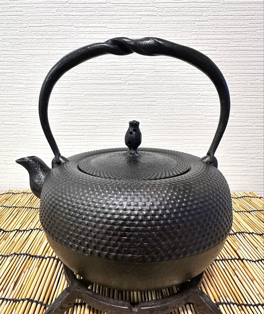 未使用、保管品　南部虎山工房造　前田知行　１５型姥口アラレ　南部鉄瓶　南部鉄器