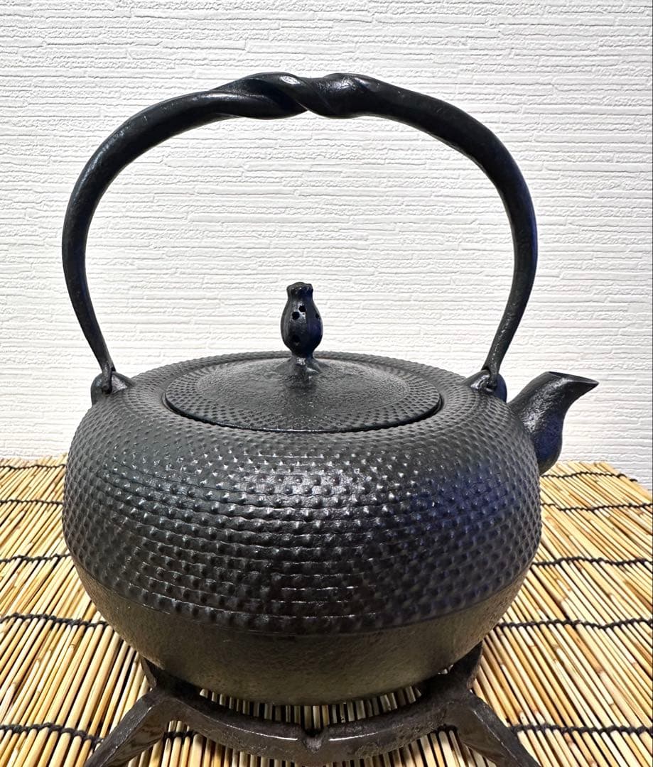 未使用、保管品　南部虎山工房造　前田知行　１５型姥口アラレ　南部鉄瓶　南部鉄器