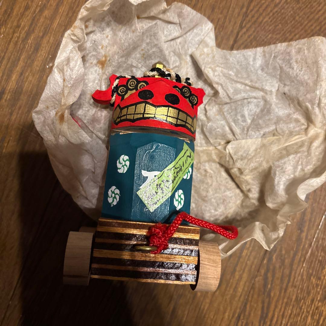 獅子頭装飾の木製工芸品 約10cm