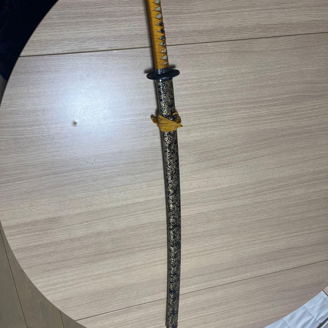 金色模様の刀
