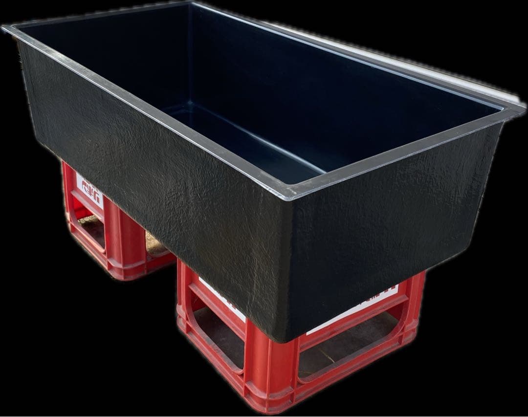 黒いFRP水槽用容器 中