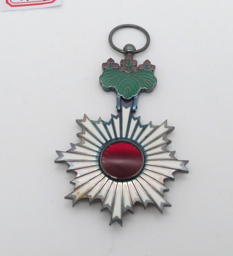 910、、勳六等単光旭日章　メダル　徽章 　勲章　記章　1点