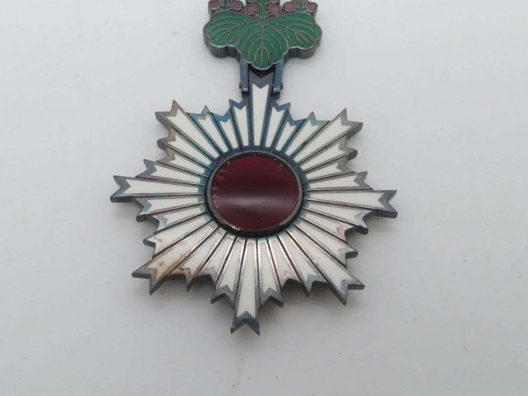 910、、勳六等単光旭日章　メダル　徽章 　勲章　記章　1点