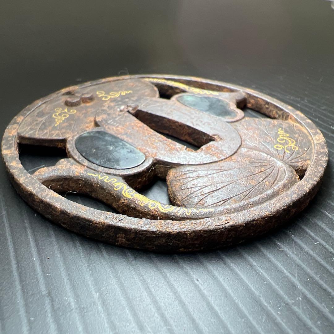 記内象嵌透かし蓮葉図鍔　切羽台に刻銘「越前住記内」　東Y7-0825⭐︎2Fトヒニ