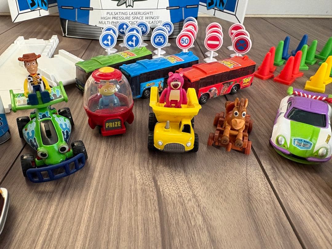 ◇トイストーリー ドリームトミカ＊バズ宇宙船ケース＆ミニカーセット おまけ付◇