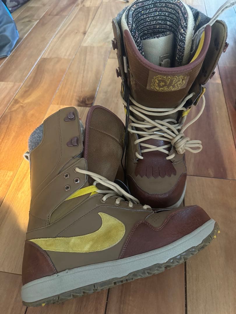 Nike スノーボードブーツ ブラウン/イエロー