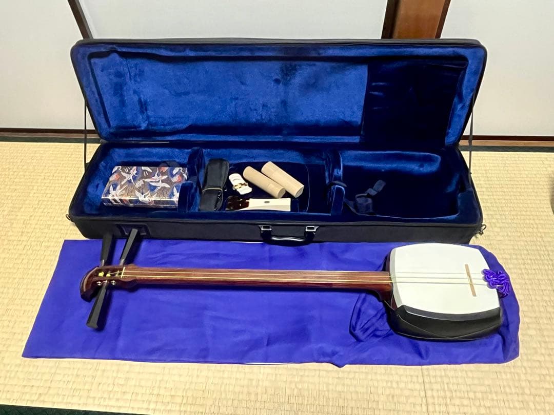 津軽三味線 段違い二本溝 トチ有 本鼈甲撥 軽量ハードケース付き 皮破れ無し