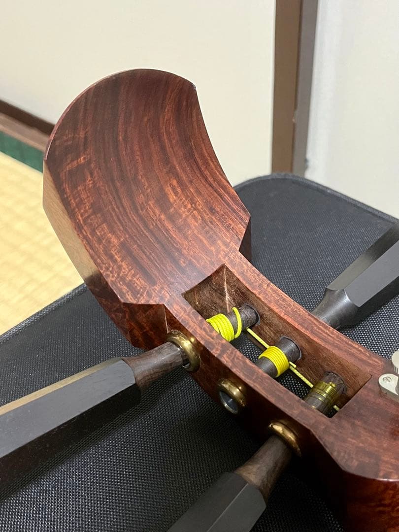 津軽三味線 段違い二本溝 トチ有 本鼈甲撥 軽量ハードケース付き 皮破れ無し