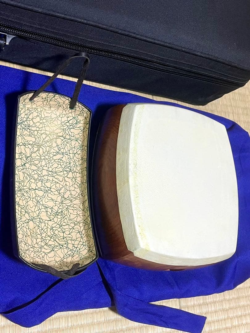 津軽三味線 段違い二本溝 トチ有 本鼈甲撥 軽量ハードケース付き 皮破れ無し