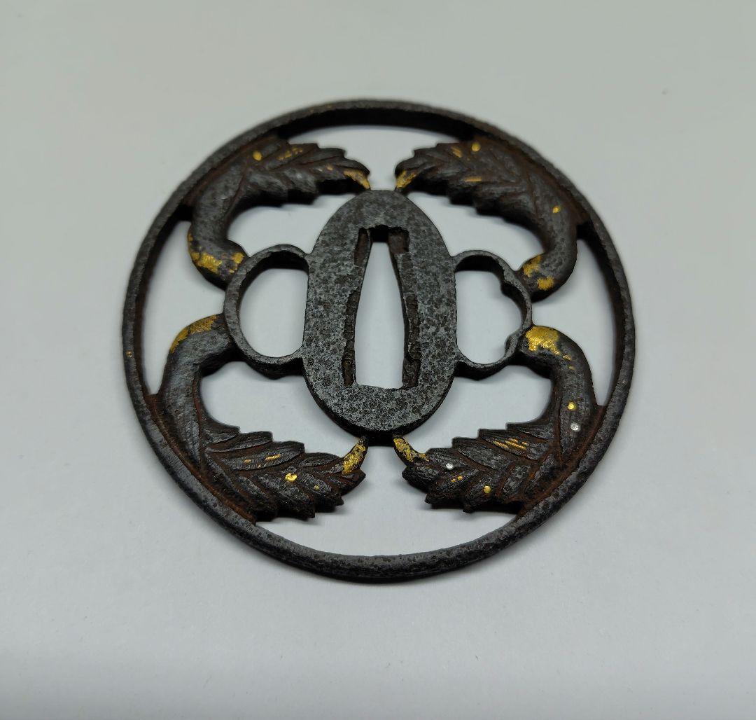 鉄製 鍔 二羽の鳥 金色装飾付き