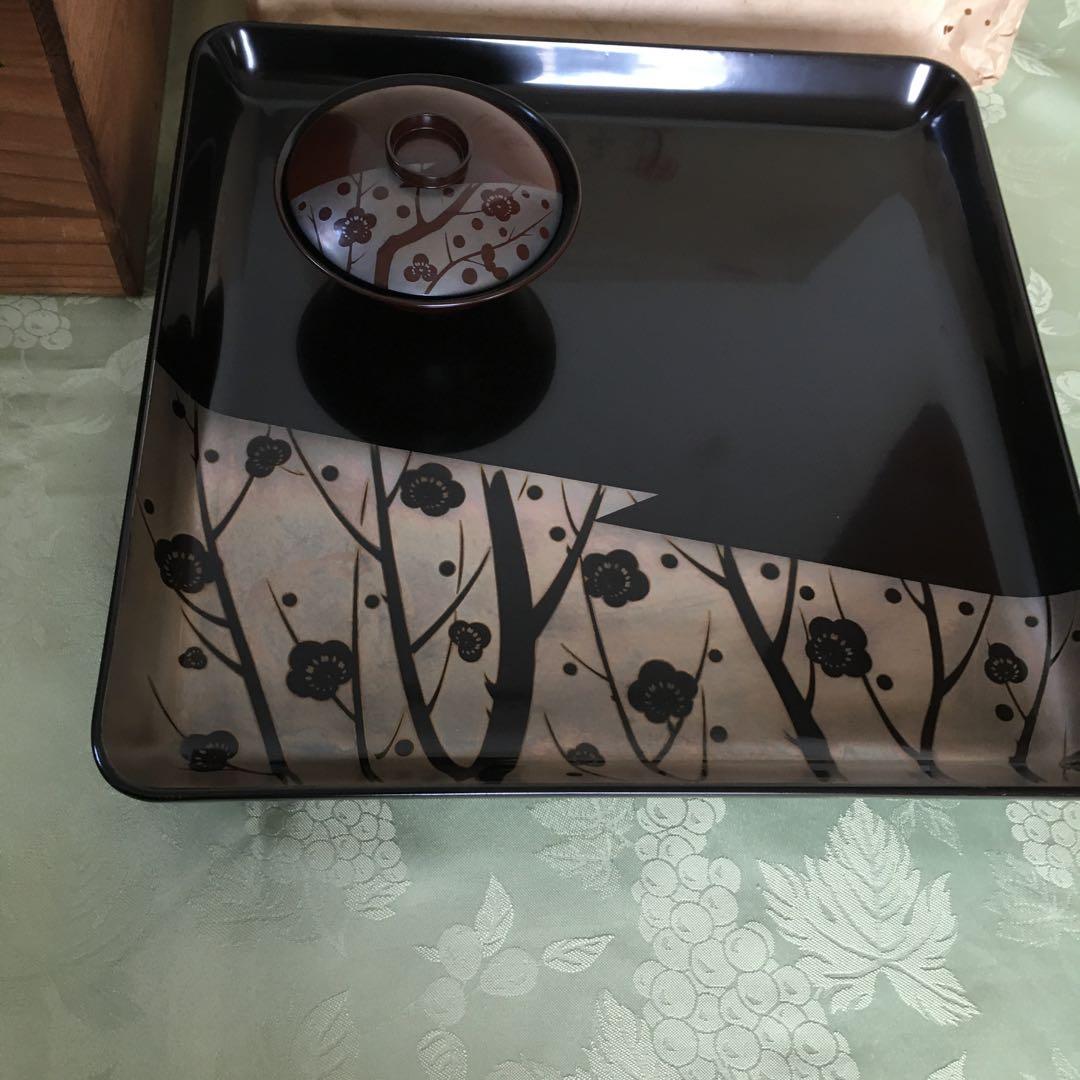 輪島塗本堅地漆器　梅蒔絵の四方脚付膳　同梅蒔絵　栗色蓋付椀　各一客セット