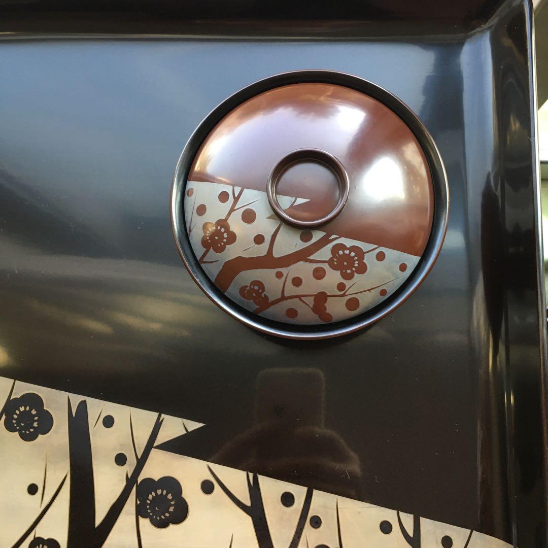 輪島塗本堅地漆器　梅蒔絵の四方脚付膳　同梅蒔絵　栗色蓋付椀　各一客セット