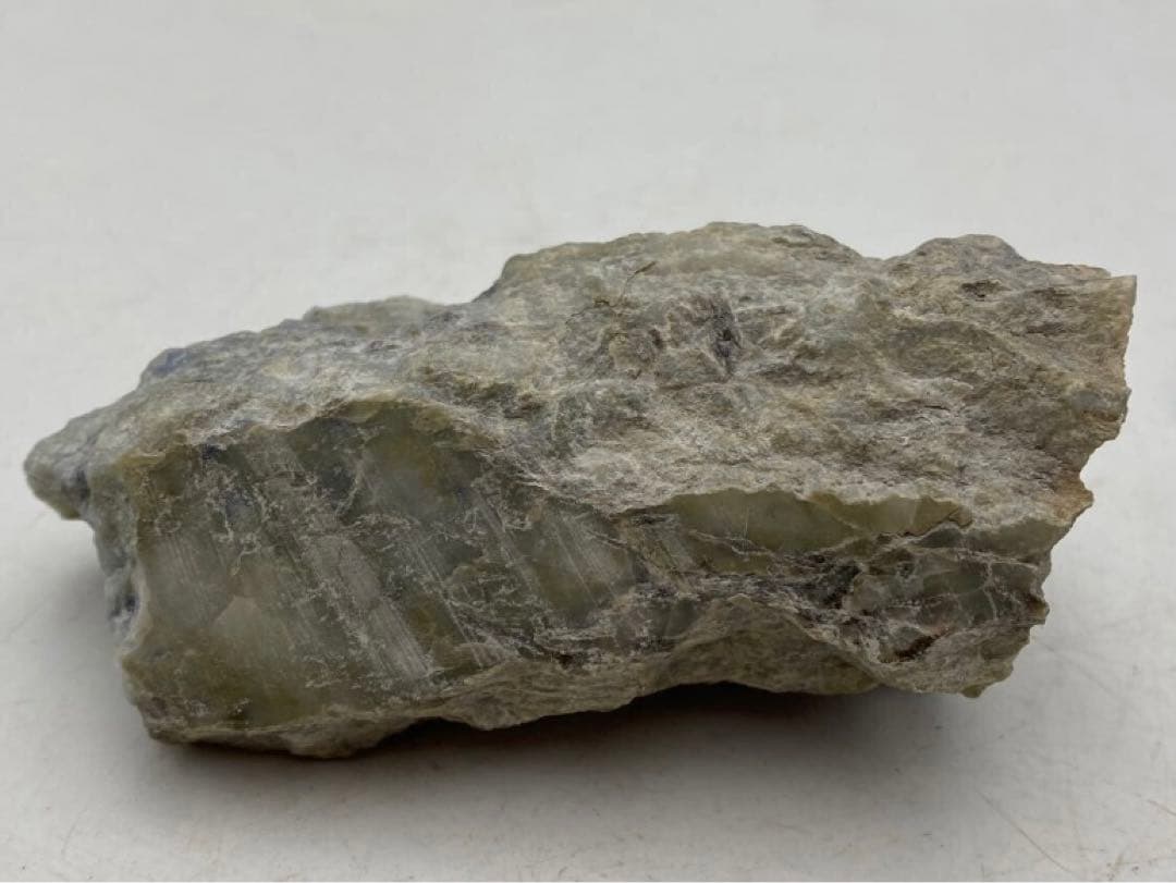 【P094】糸魚川石含有　翡翠　400g　天然石　新鉱物　イトイガワアイト　標本