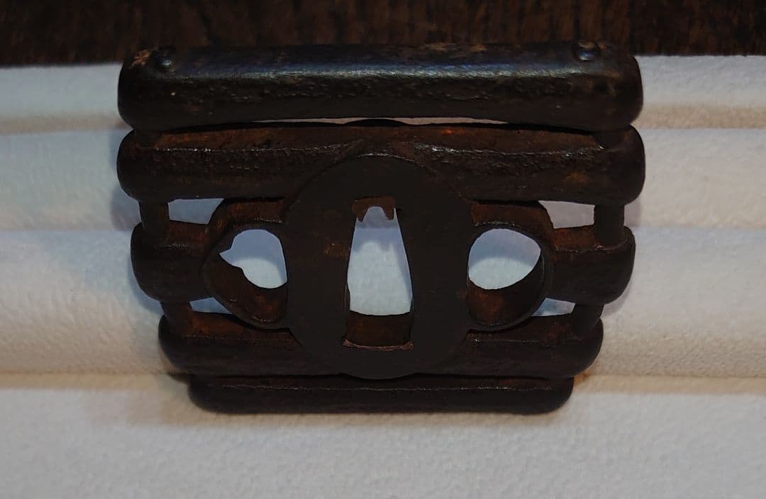 国次『干海鼠(ほしなまこ)透鍔 無銘 鉄地』横6cm 縦6.3 厚さ5.9