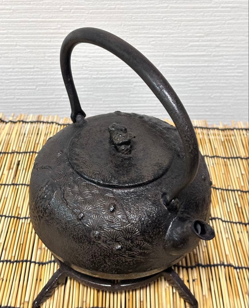 未使用品 南部秀山堂 佐藤 勝弘作 １５型松文様 鉄瓶　南部鉄瓶 南部鉄器 鉄瓶