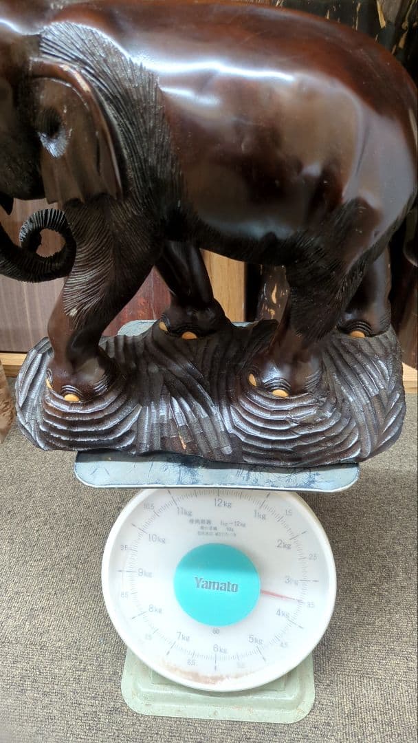 NO.2029　木製象の彫刻　木工芸品　置物