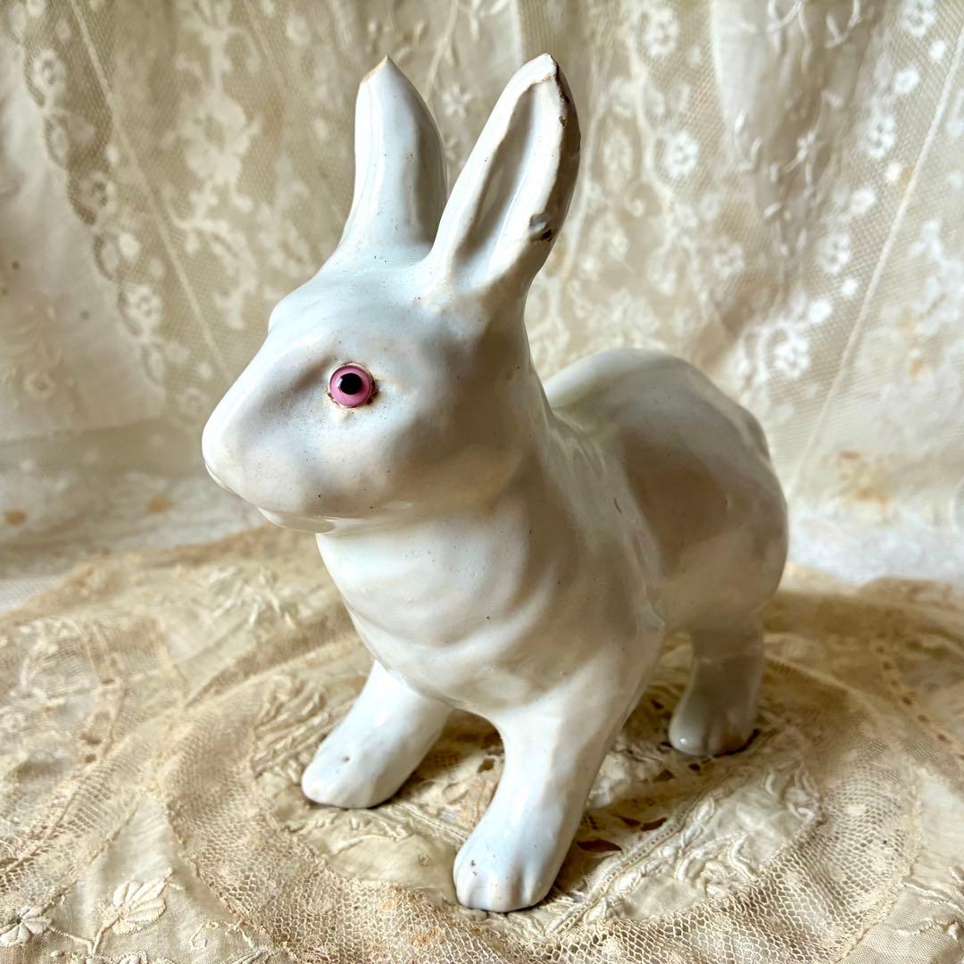 白釉のうさぎの置物　陶器オブジェ　フィギュア　ウサギ兎　フランスアンティーク