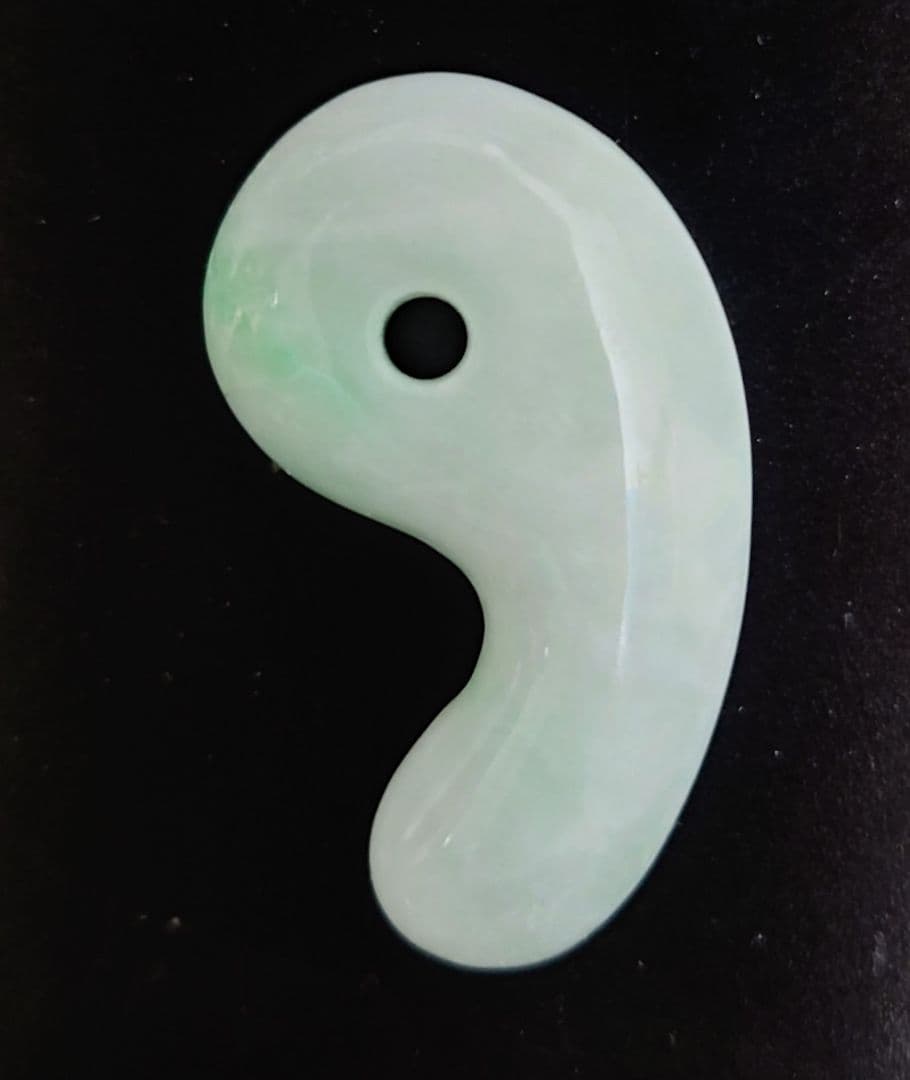 糸魚川翡翠　勾玉　艷やか