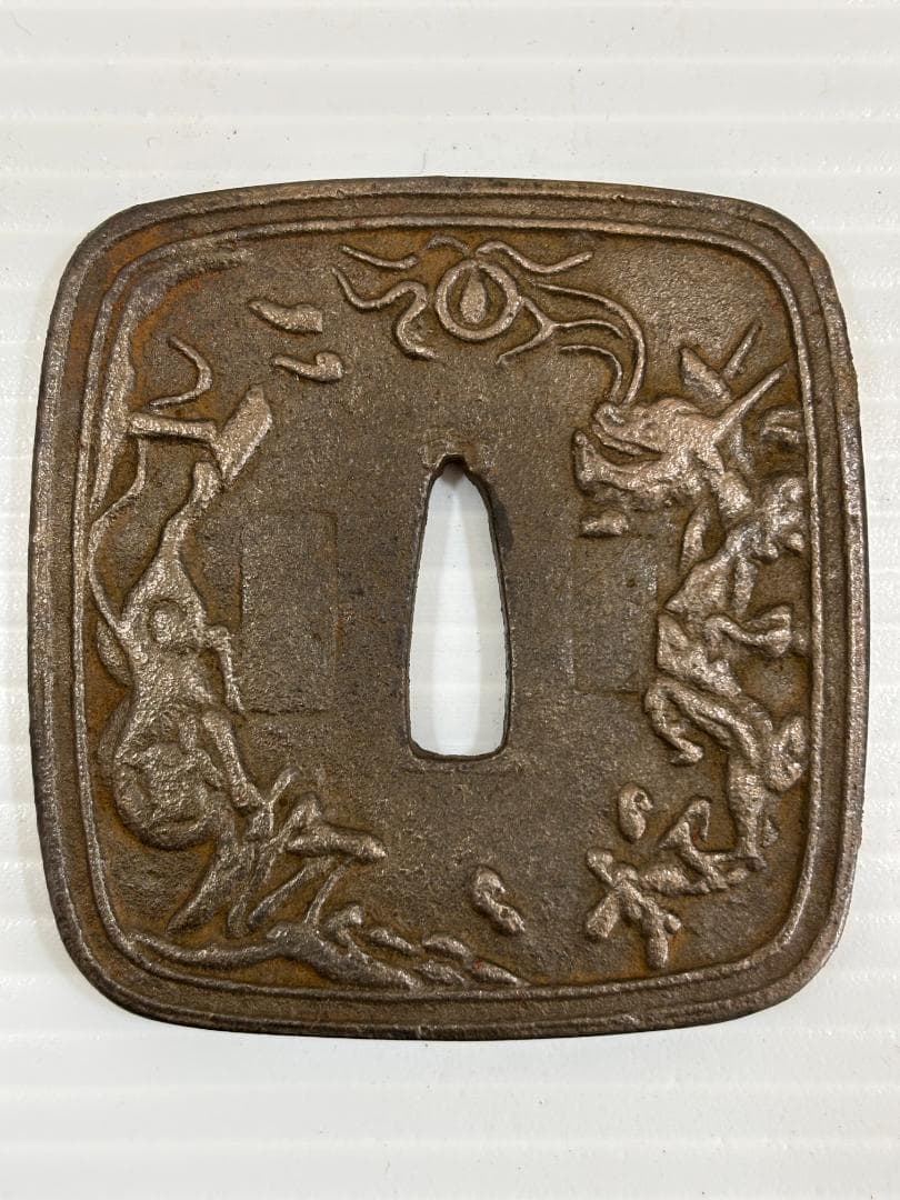 鍔(つば)　鉄製　日本刀　無銘　龍　虎　四角　アンティーク