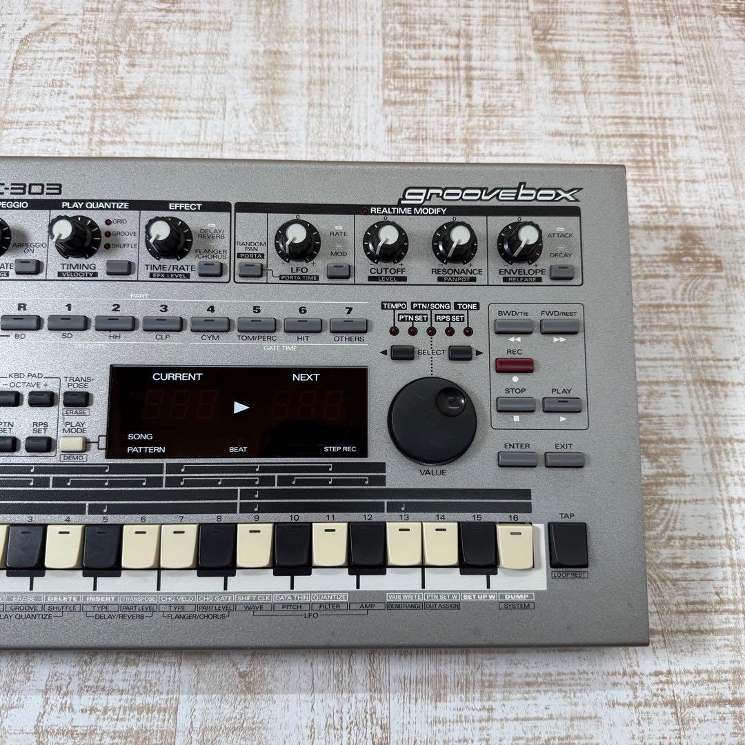 Roland MC-303 Groovebox グルーヴボックス　ローランド