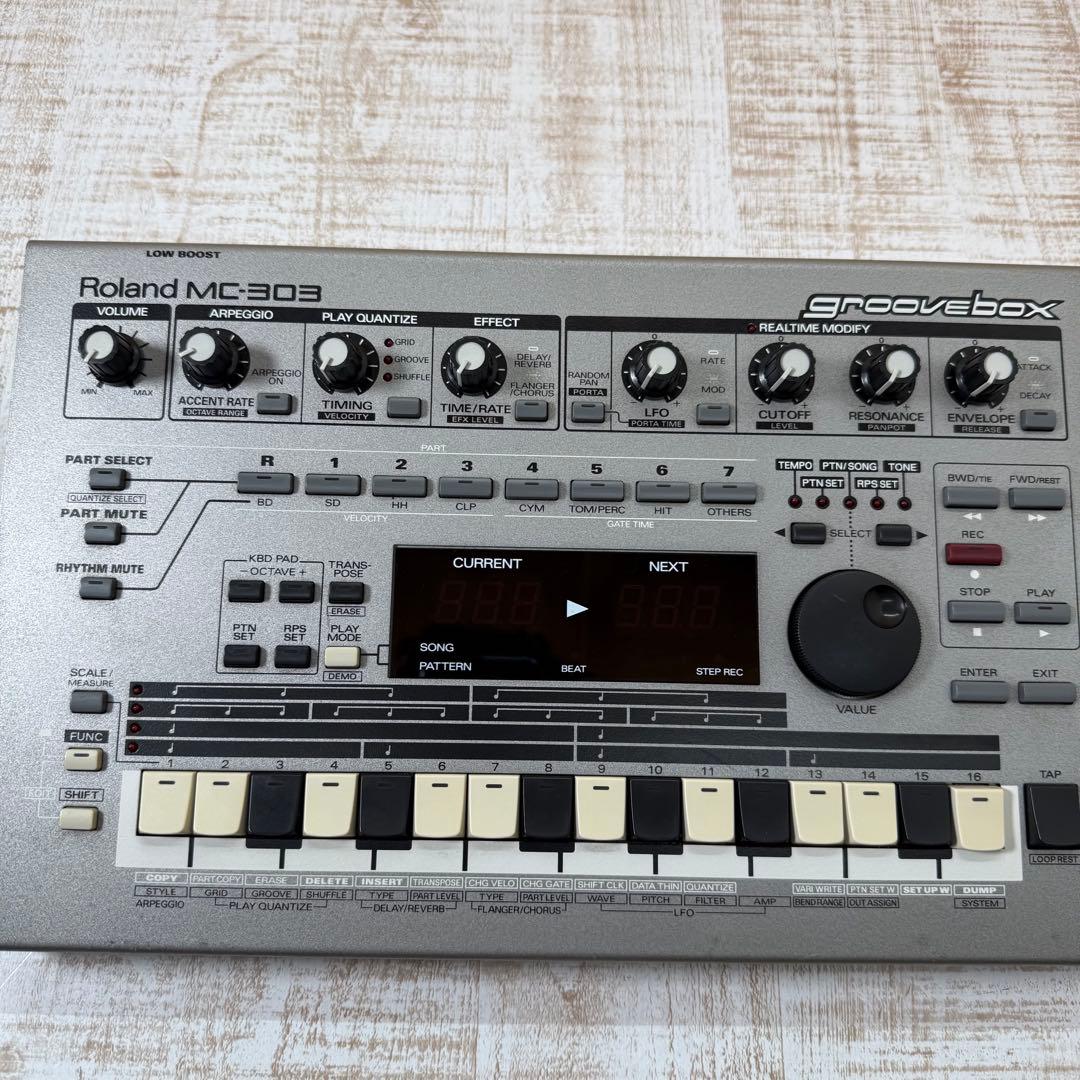 Roland MC-303 Groovebox グルーヴボックス　ローランド