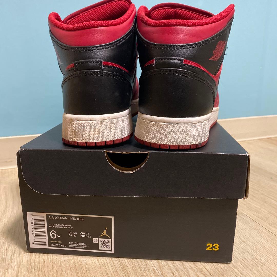 ナイキ エアジョーダン 1 ミッド　スニーカー