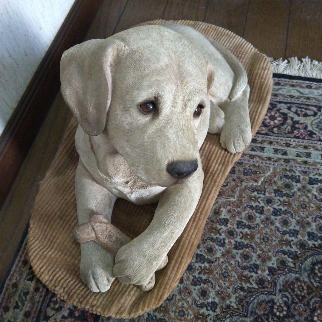犬の彫刻 樹脂製 クリーム色