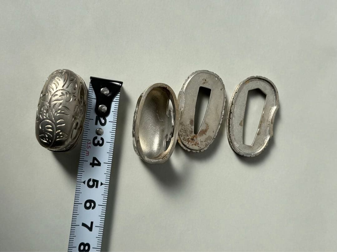 日本刀装具　合口拵え　唐草の図　縁頭　鯉口　銅地　鍍銀