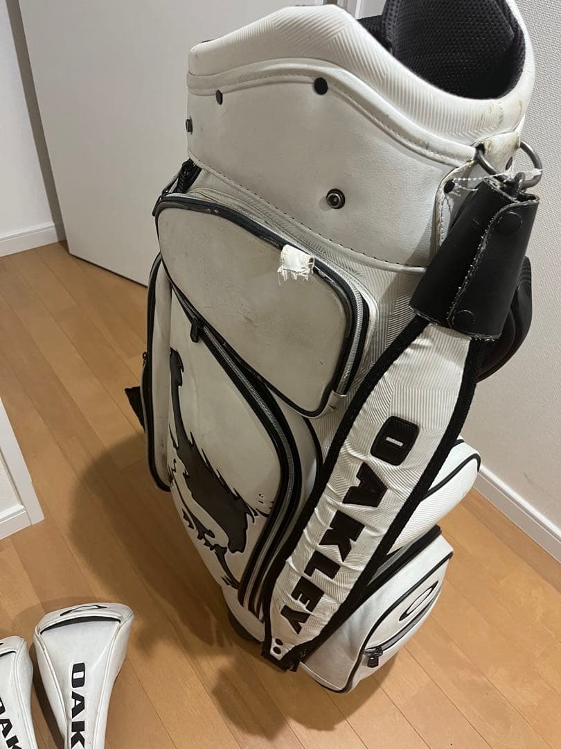 OAKLEY ゴルフバッグ・キャディバッグ ホワイト　ヘッドカバー付き