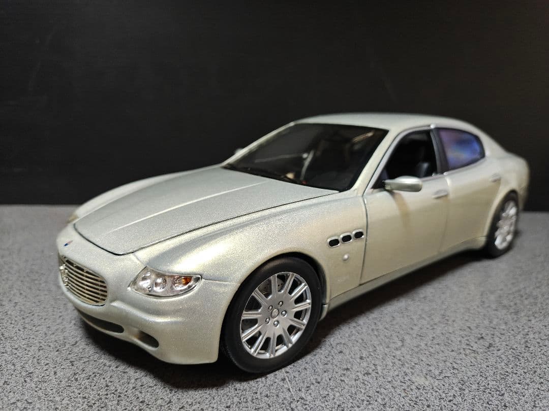 ホットウィール マセラティ クアトロポルテ QP 1/18