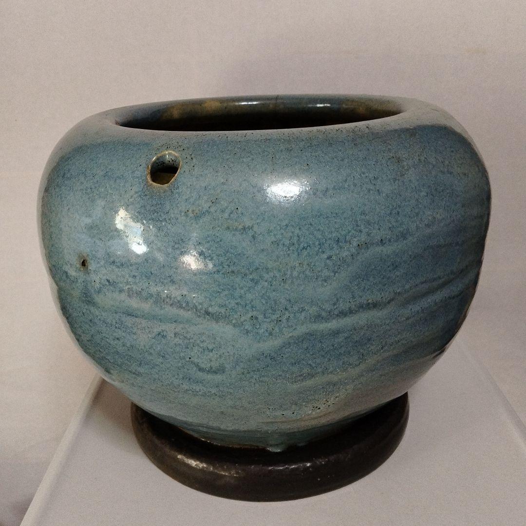 青色釉薬の陶器火鉢